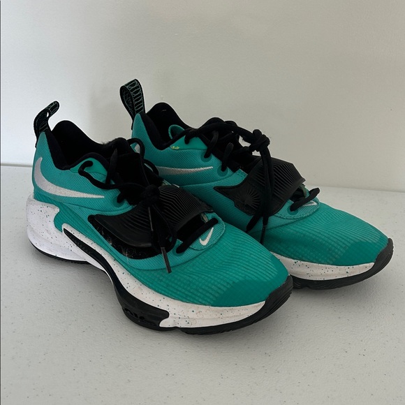 Nike Freak Turquoise and Black Running Shoes - Picture 1 of 6